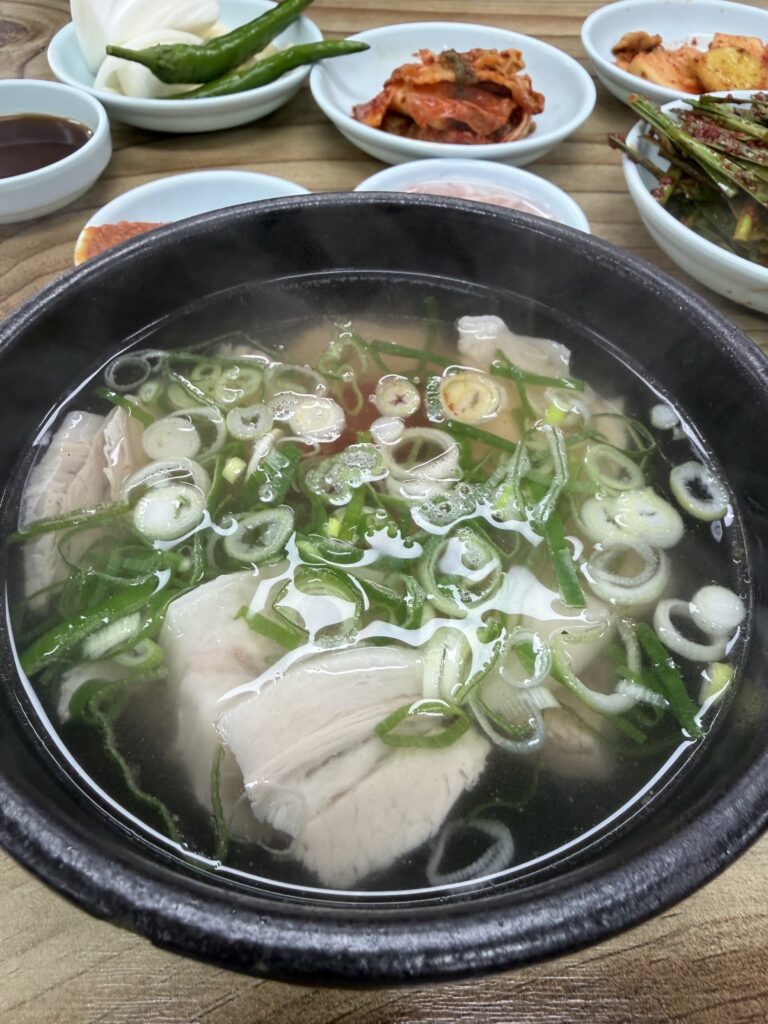 澄んだスープに豚肉とねぎが入ったハプチョンクッパチプのクッパ